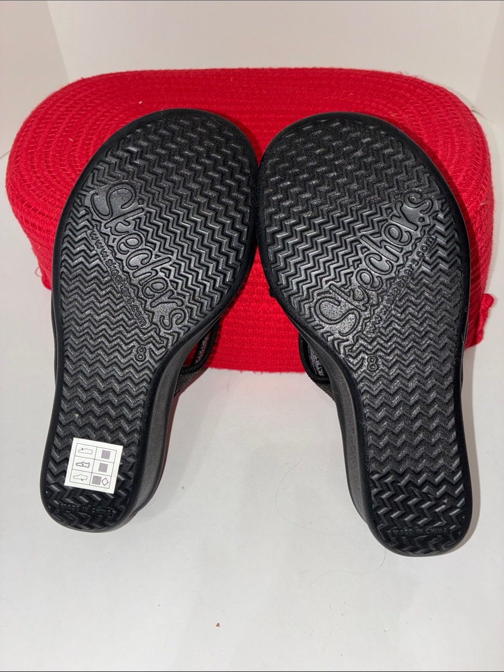 Skechers 8 Women's Slide Sandal Black Crisscross Straps & separated large toes - Picture 8 of 15